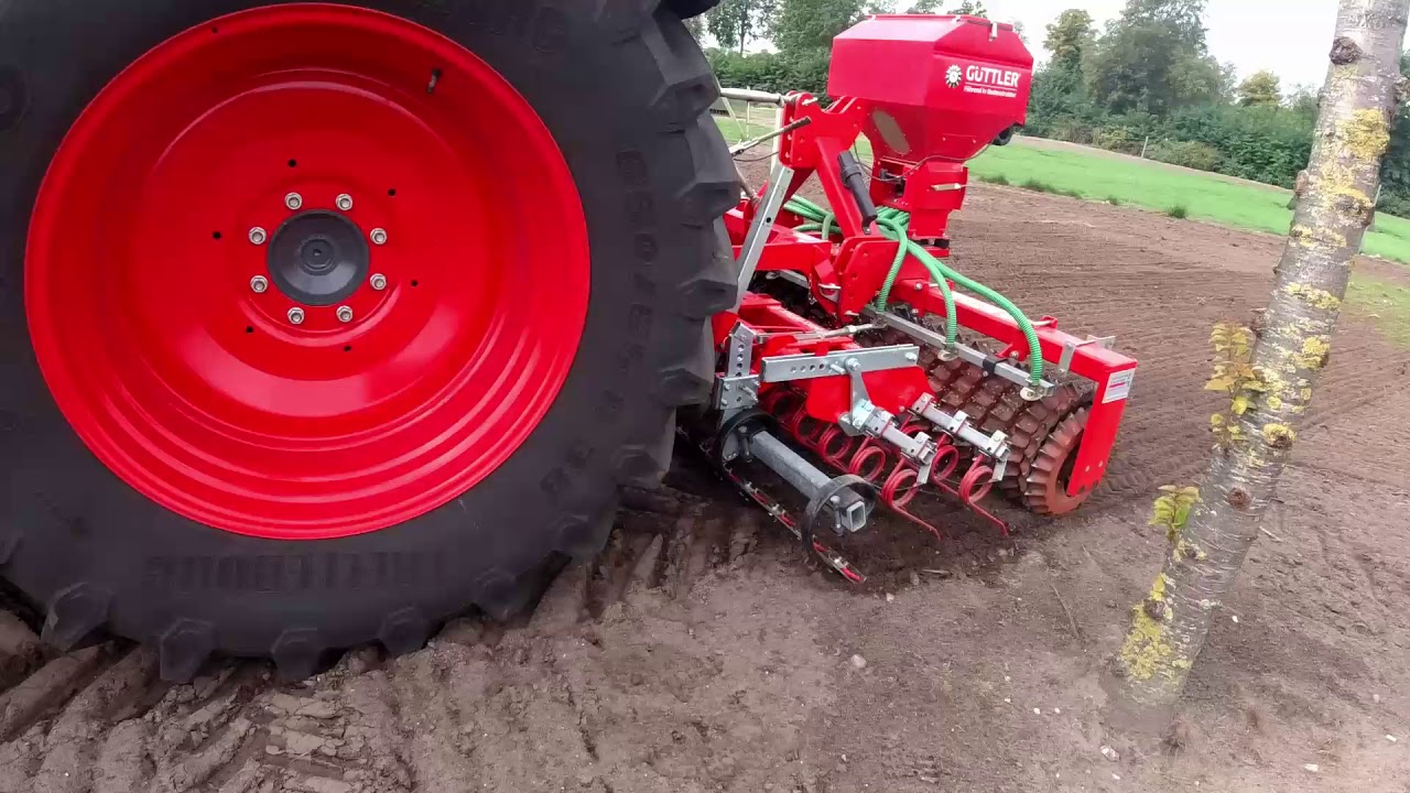 GreenMaster 300 von Güttler - auf einem Biohof mit Biohühnern