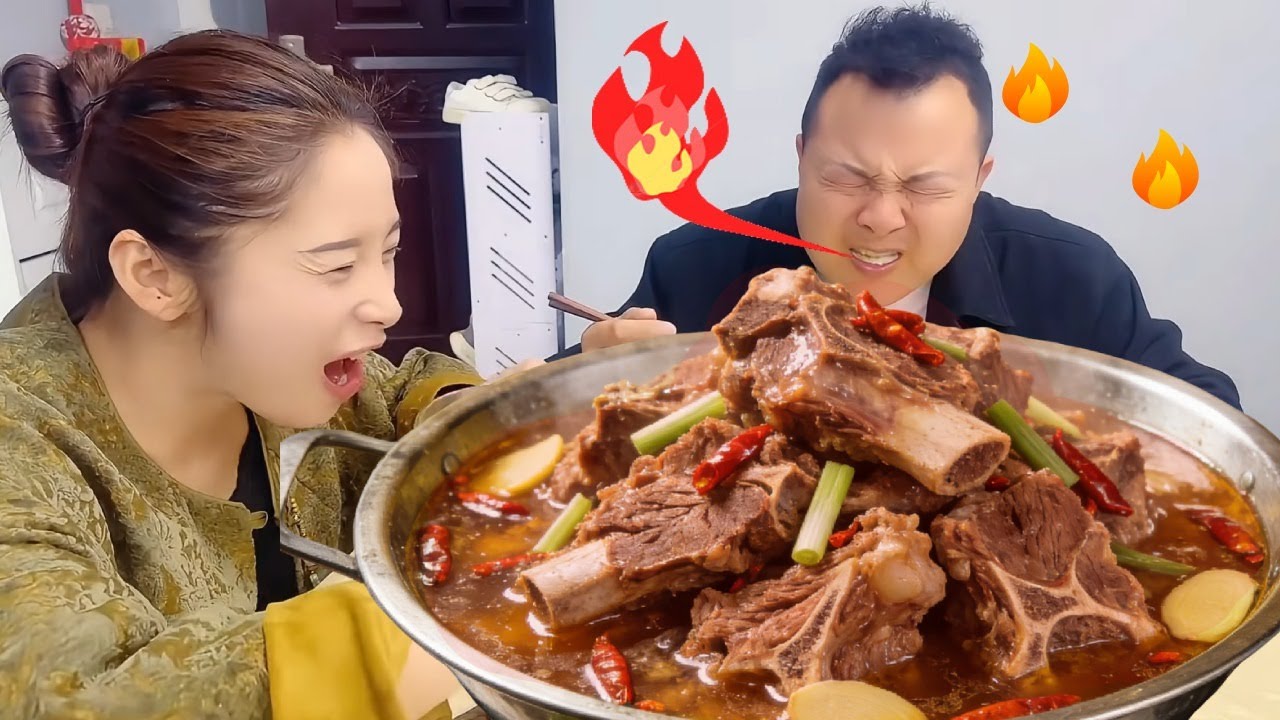 蠢老公做大骨头火锅竟然吃独食？我趁他不注意偷吃排骨，还在鸡蛋里加芥末给他惊喜，最后结局太解气了
