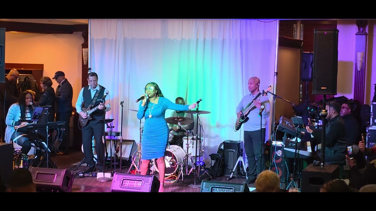 Lanesha Alexander śpiewa &bdquo;You Use To Love Me&rdquo; w The Blue Dolphin Bar and Seafood Grill. 