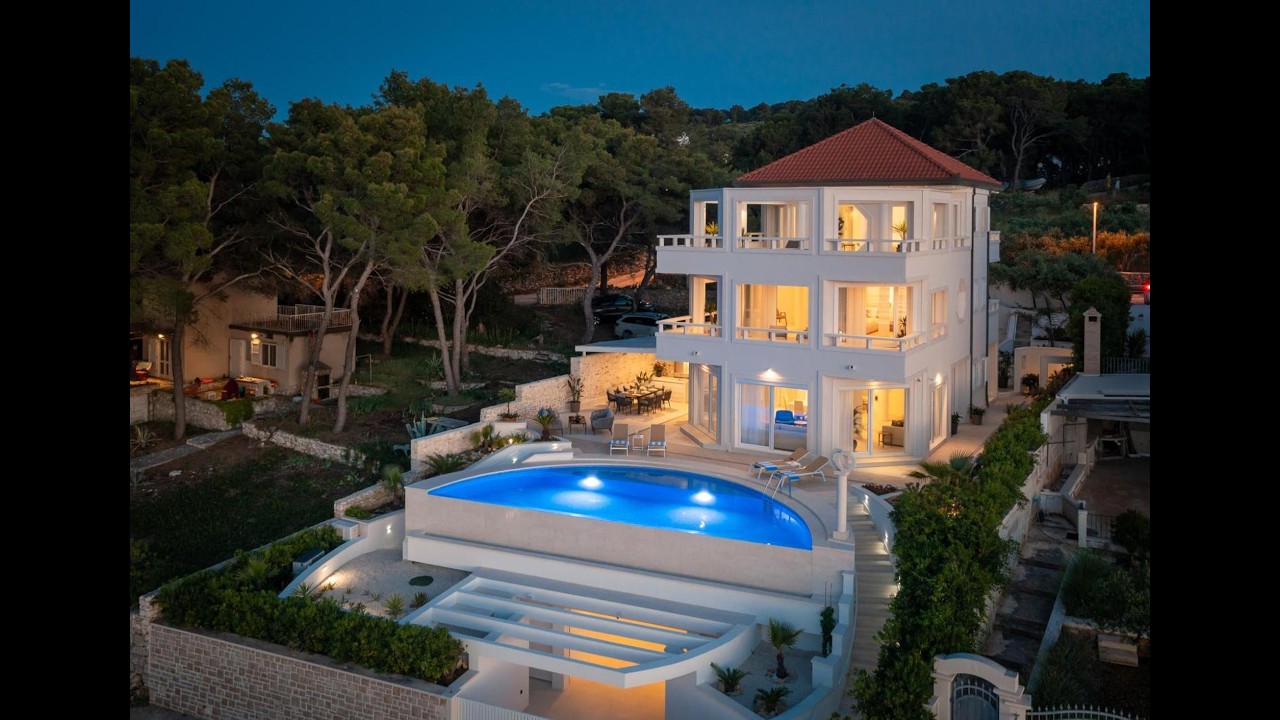 La Villa – BEACHFRONT – INFINITY HEATED POOL – NEW*****