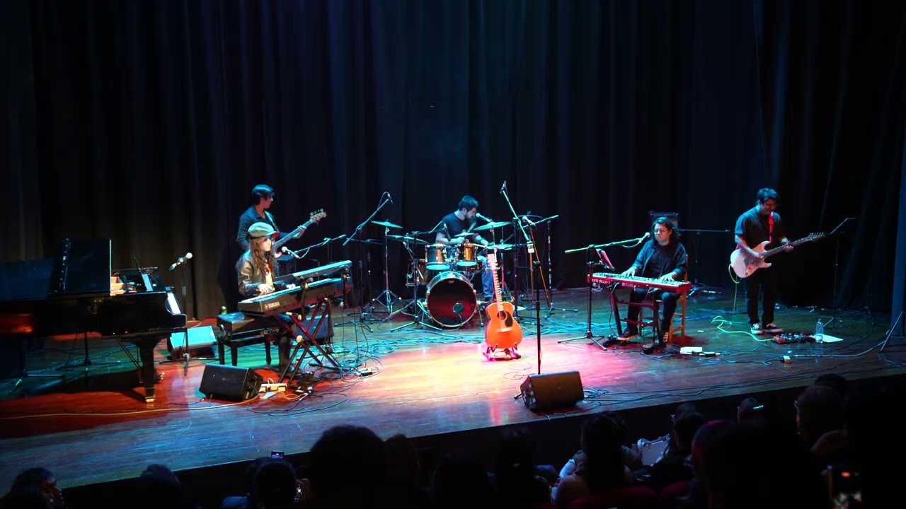 Ale Iturrizaga canta Charly Garcia en vivo - Auditorio Julio Ramón Ribeyro (Parte 1)