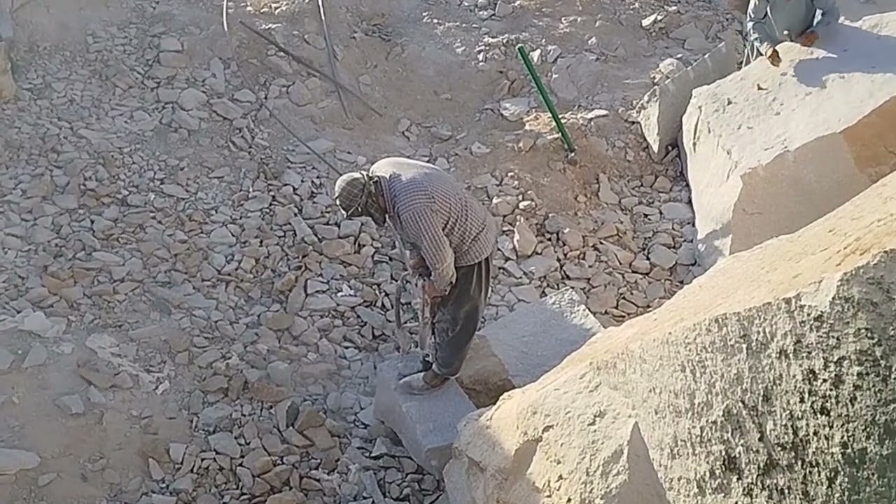 فیلم از هنر شکستن سنگ برنایی در نیلی دایکندی در دل کوه های خشک وسخت مردانی کار میکند که پر از صبر اس