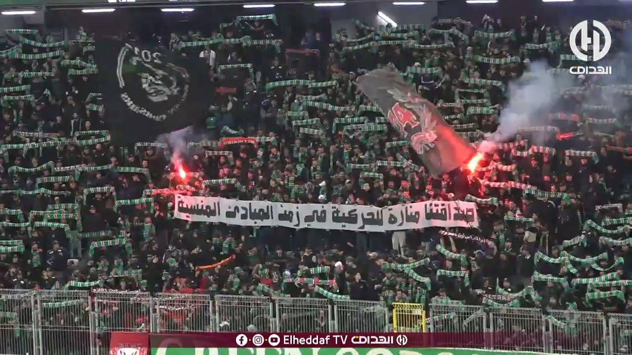 شــاهد.. إلتراس أهلاوي سجلت حضورها في مدرجات ملعب علي عمار 🇩🇿🇪🇬