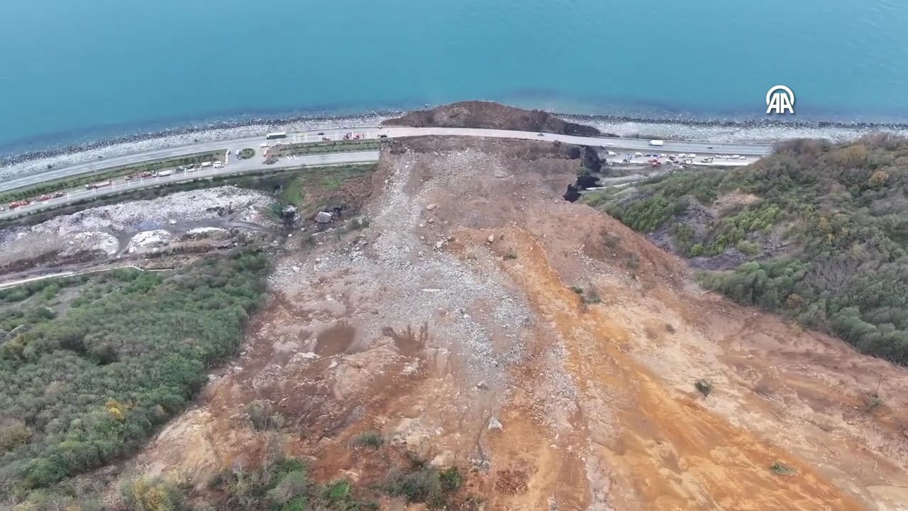 Artvin'de heyelan sonucu kapanan Karadeniz Sahil Yolu'nda çalışmalar devam ediyor