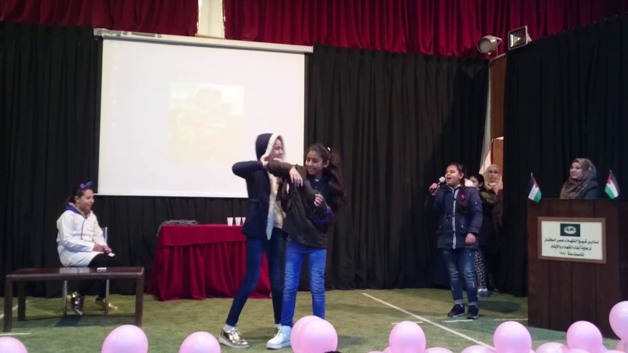 مشاهد  مسرحية من اذاعة الصف الخامس عن يوم المرأة باشراف الطالبات أنفسهن