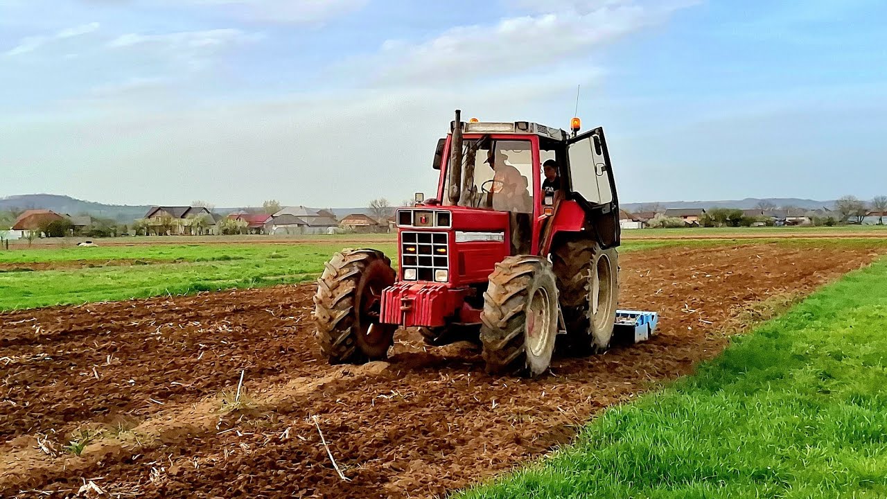 IH 1455   Tractor  2025