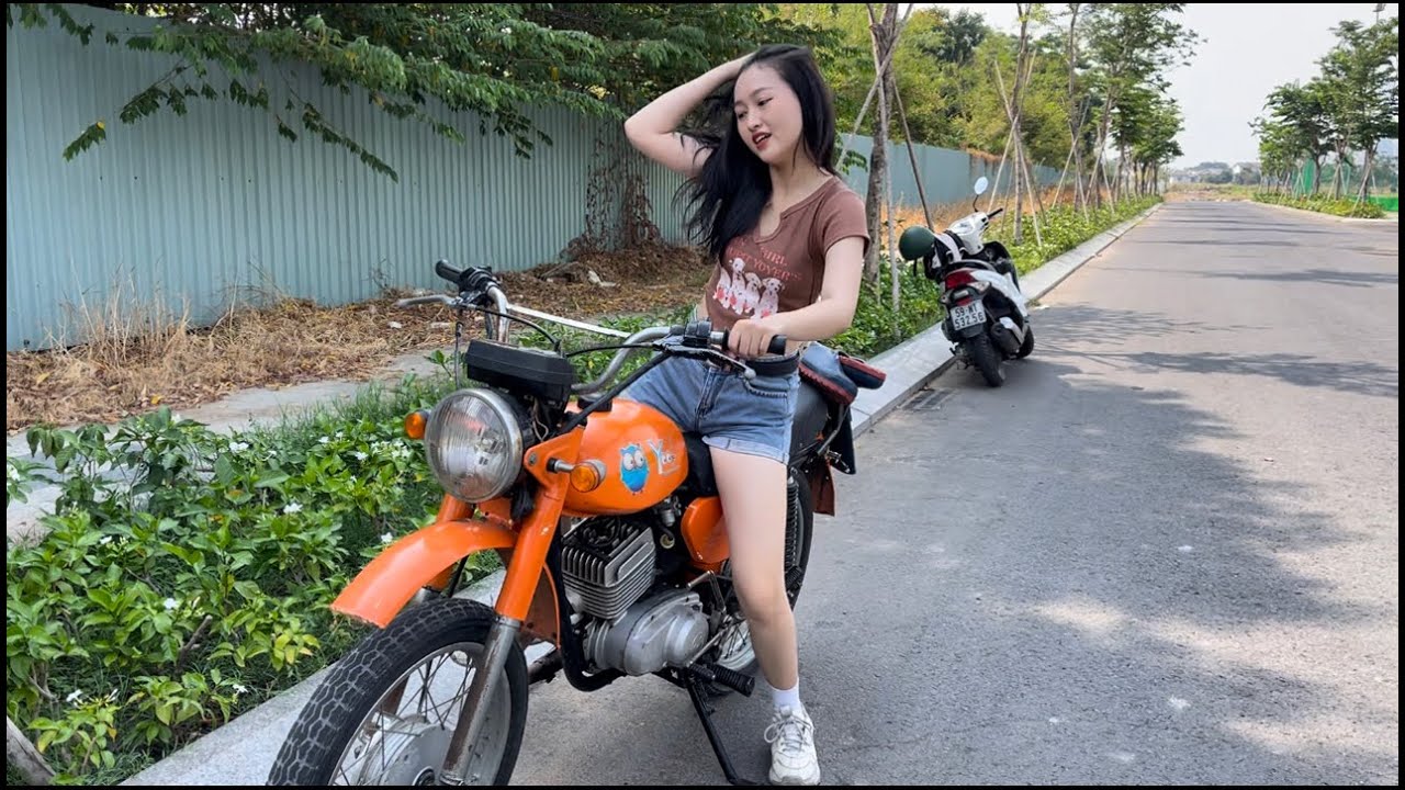 She Go To Coffee With Bike Minks