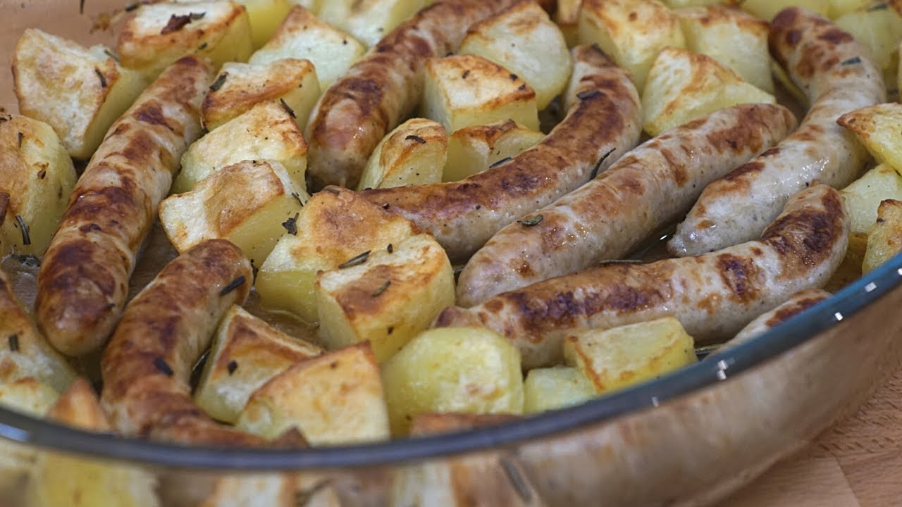 Salsiccia e patate al forno – Ricetta del secondo piatto facile e veloce, pronto in 10 minuti!