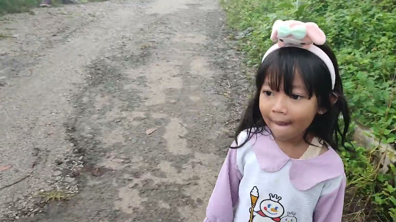 Nadia main di sawah yang berkabut