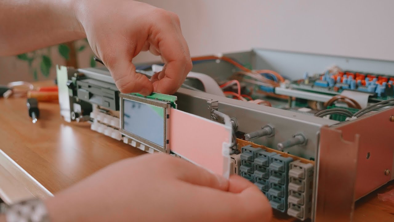 Replacing the AKAI S3000XL Sampler LCD Backlight with a Modern Solution