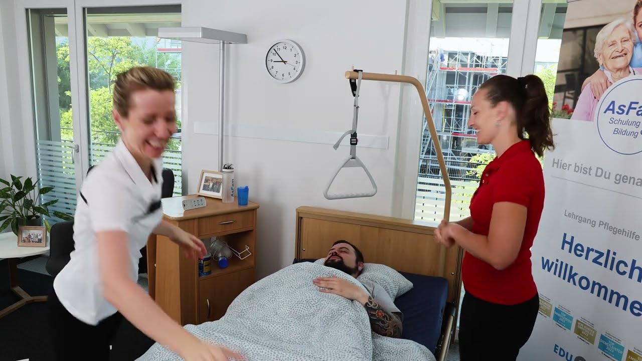 Eine Pflegebedürftige Person im Bett hochrutschen