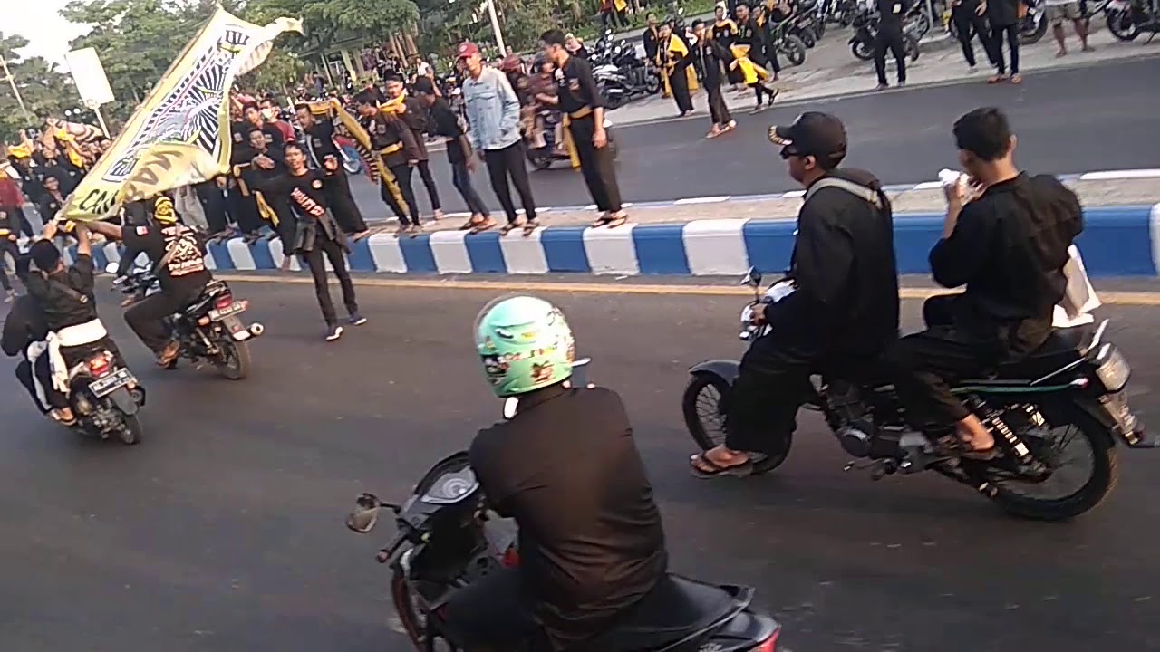 Konvoi masa PSHT DI CEGAT PSHW DAN IKS !!! INDAH nya perdamaian MADIUN , SUBSCRIBE DULUR !!!