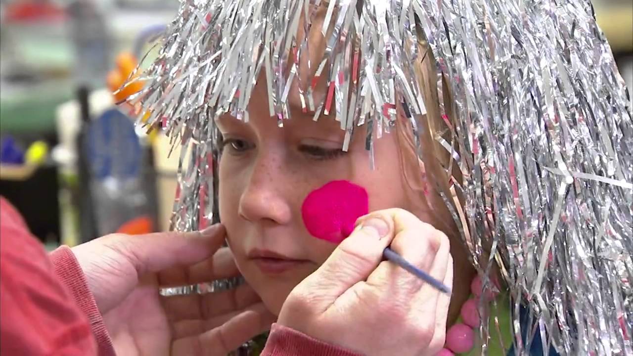 Ringling Bros. HOW TO! Make your Own Clown Halloween Costume!