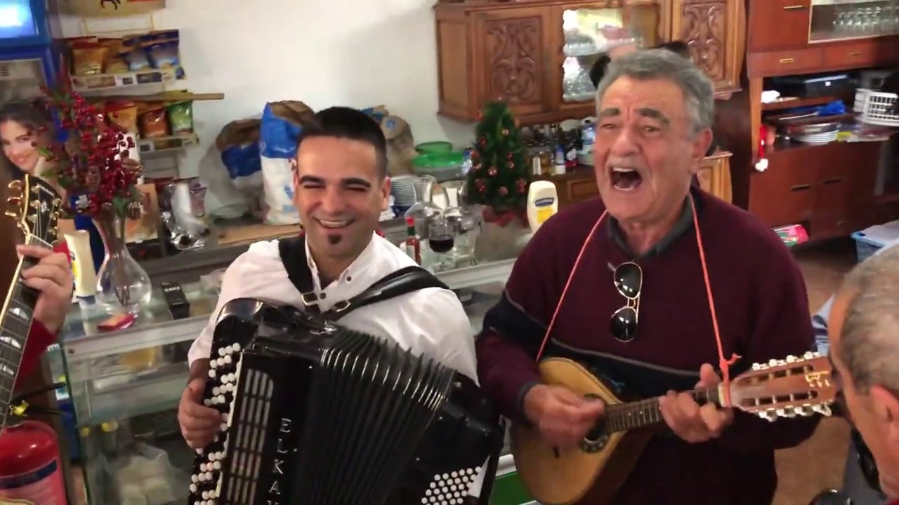 Falta Um, amigos e Ricardo Laginha - Medley Tradicional