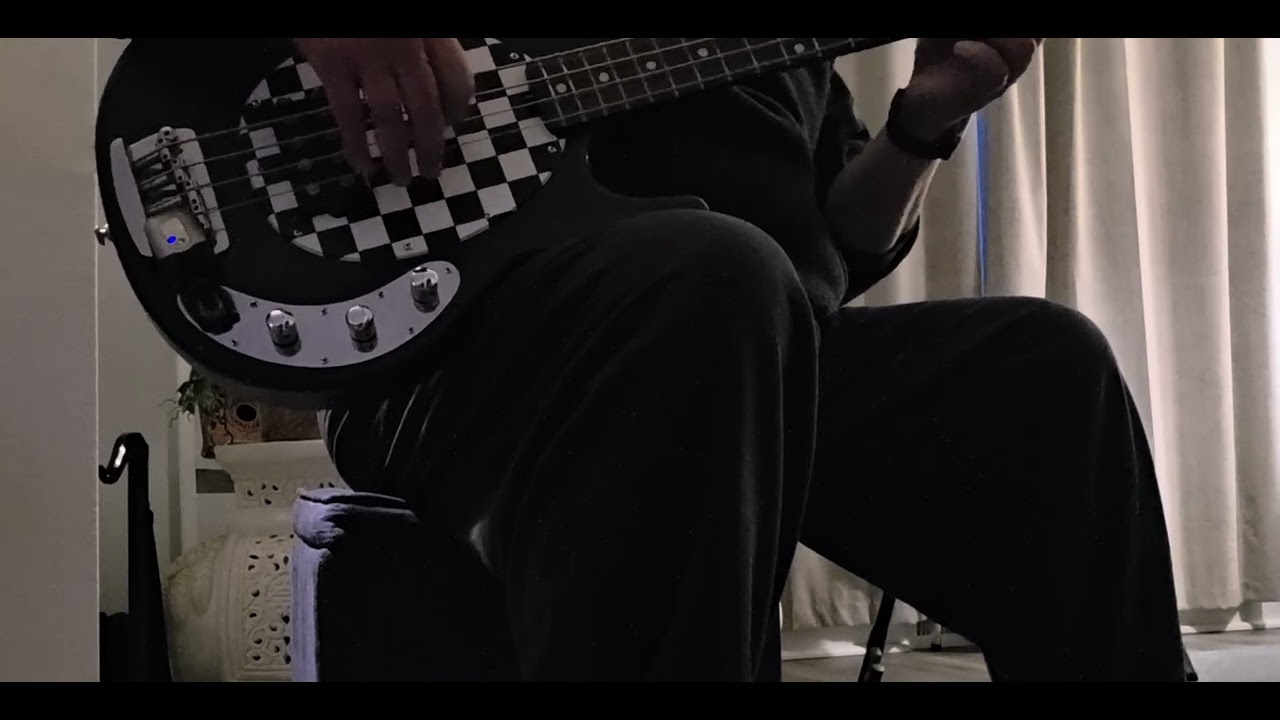 Testing Musicman bass -in the meantime-Spacehog without a pick.