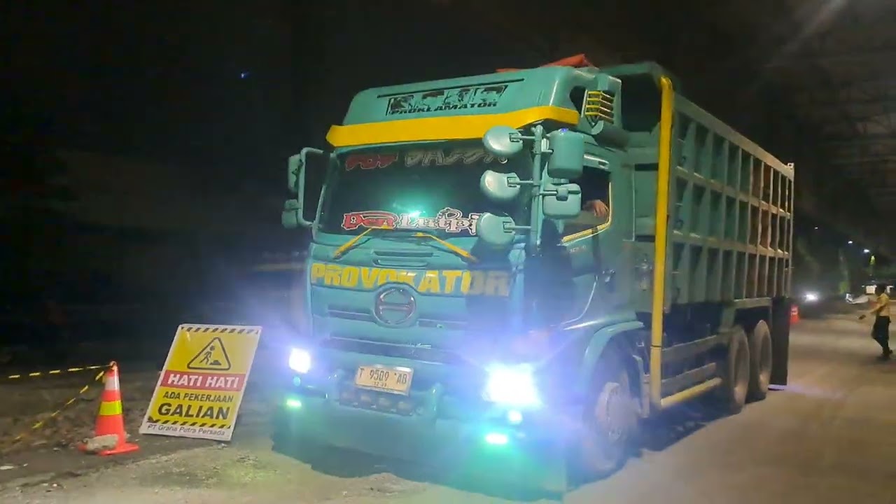 PROYEK KONTRUKSI JALAN BETON MOBIL DUMP TRUK ANA EXCAVATOR TRUK CANTER TRUK KONTRUKSI
