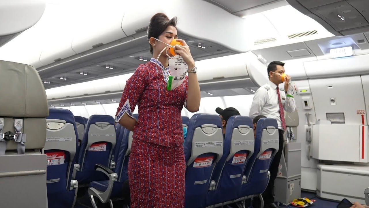 Safety Demo Pramugari dan Pramugara Lion Air dalam Pesawat Airbus A330-900 Neo Jakarta - Solo