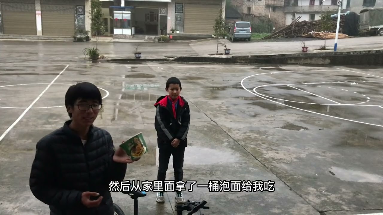 下雨了在古林箐乡露营，遇到两个好心的小朋友帮我捡柴火！#云南 #vlog十亿流量扶持计划 #我要做爆款 #219国道 #露营 #穷游 #户外 #旅行