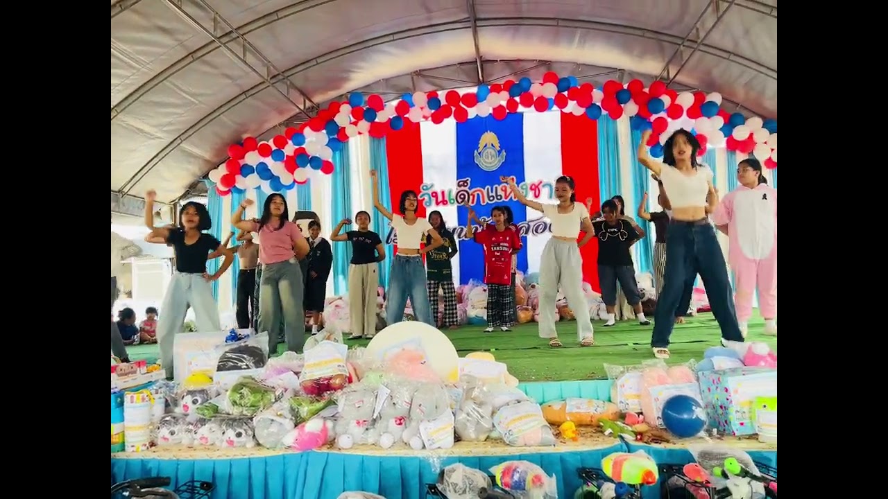 การแสดงวันเด็กแห่งชาติ ชั้นประถมศึกษาปีที่ 6 โรงเรียนบ้านสองแพรก