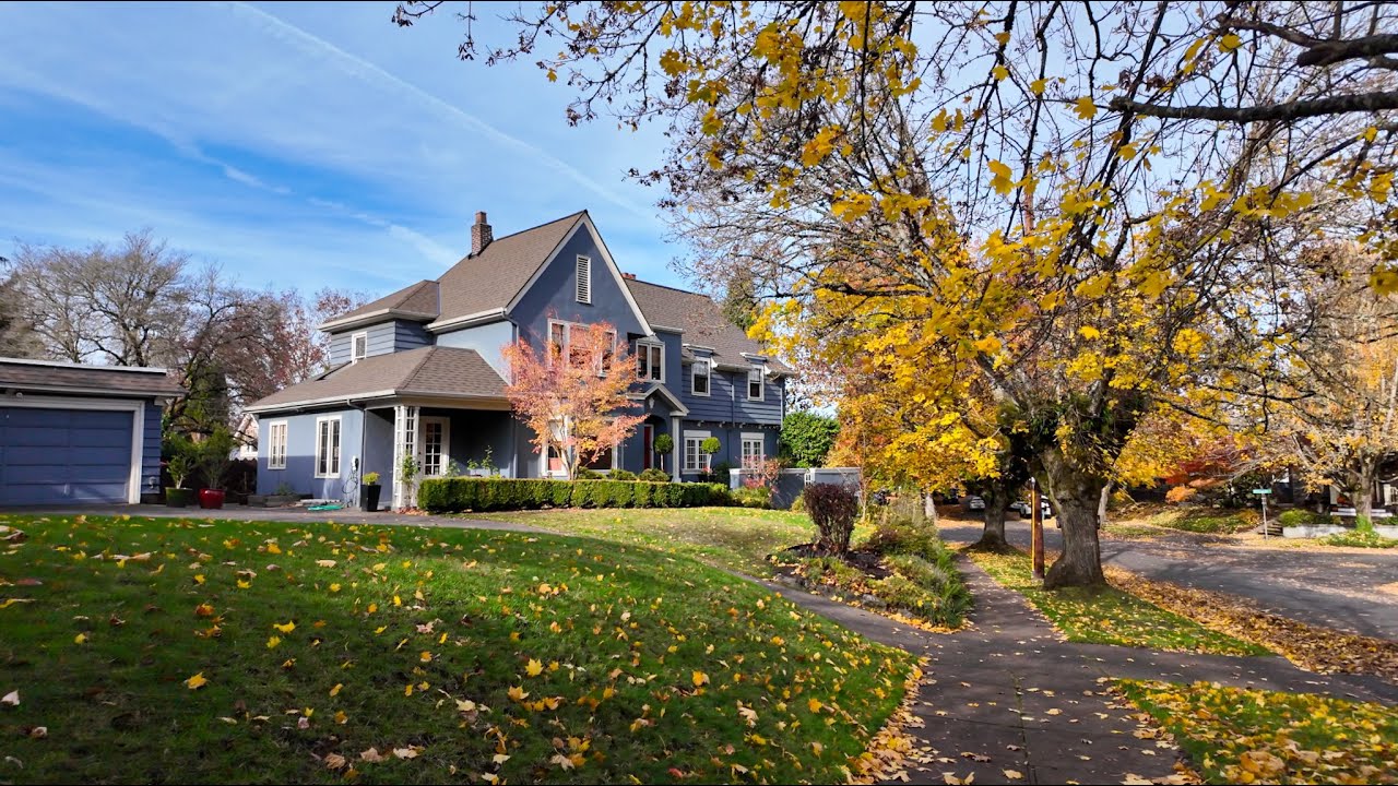 Relaxing Autumn Stroll Through Laurelhurst Neighborhood | Portland, Oregon