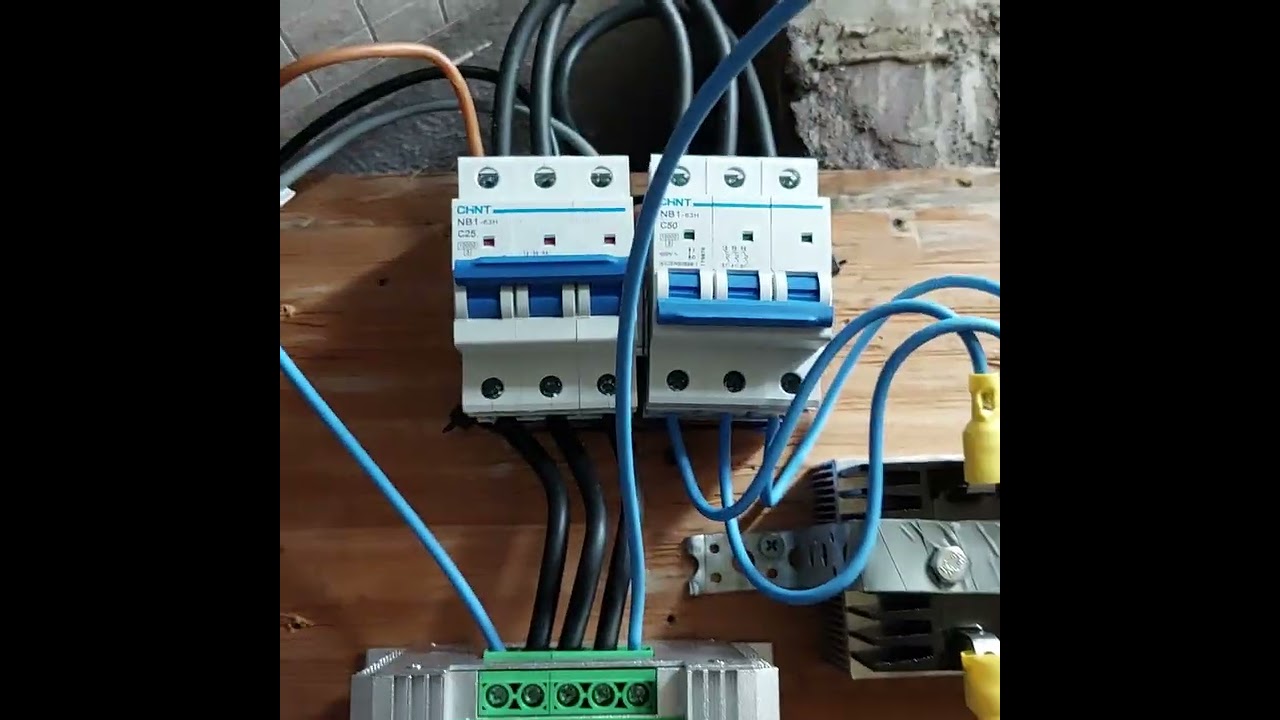 Micro Wind turbine compare wind charge controller output with bridge rectifier at low wind speed