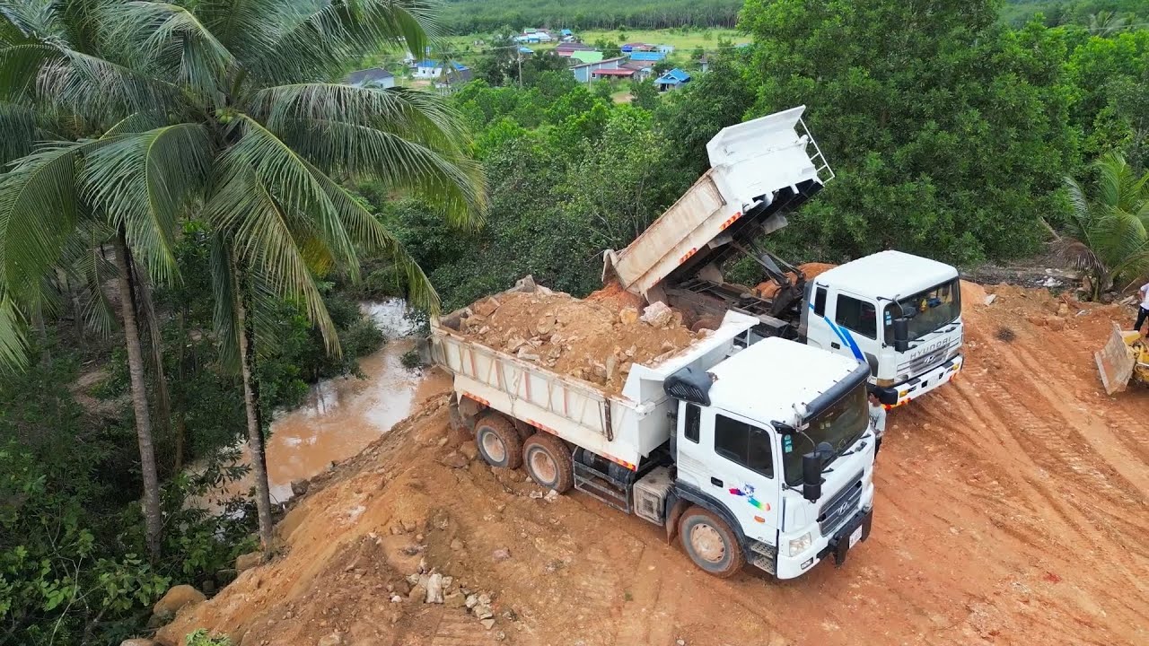 Be Watchful! Mountain Landfill Using Truck 15Ton with Skill Dozer Komatsu & LiuGong Pushing Stone