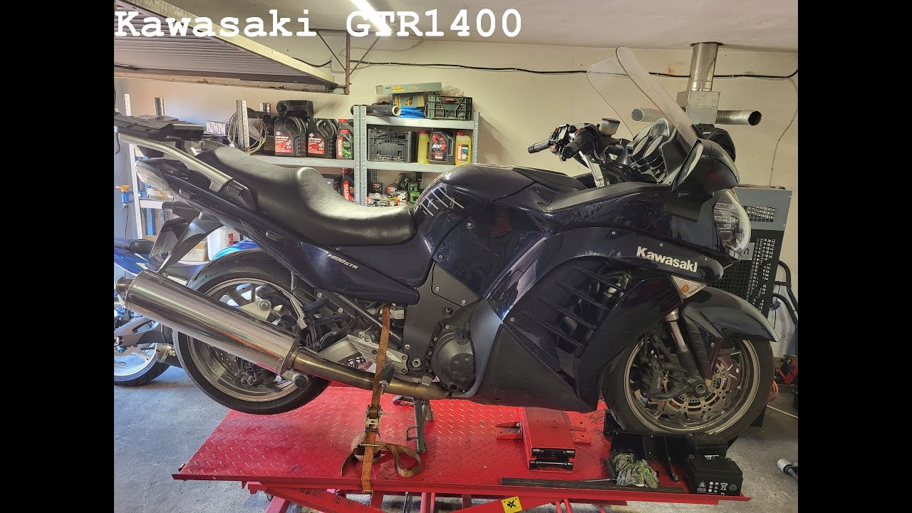 Kawasaki GTR 1400, przegląd, wielka lokomotywa na podnośniku.