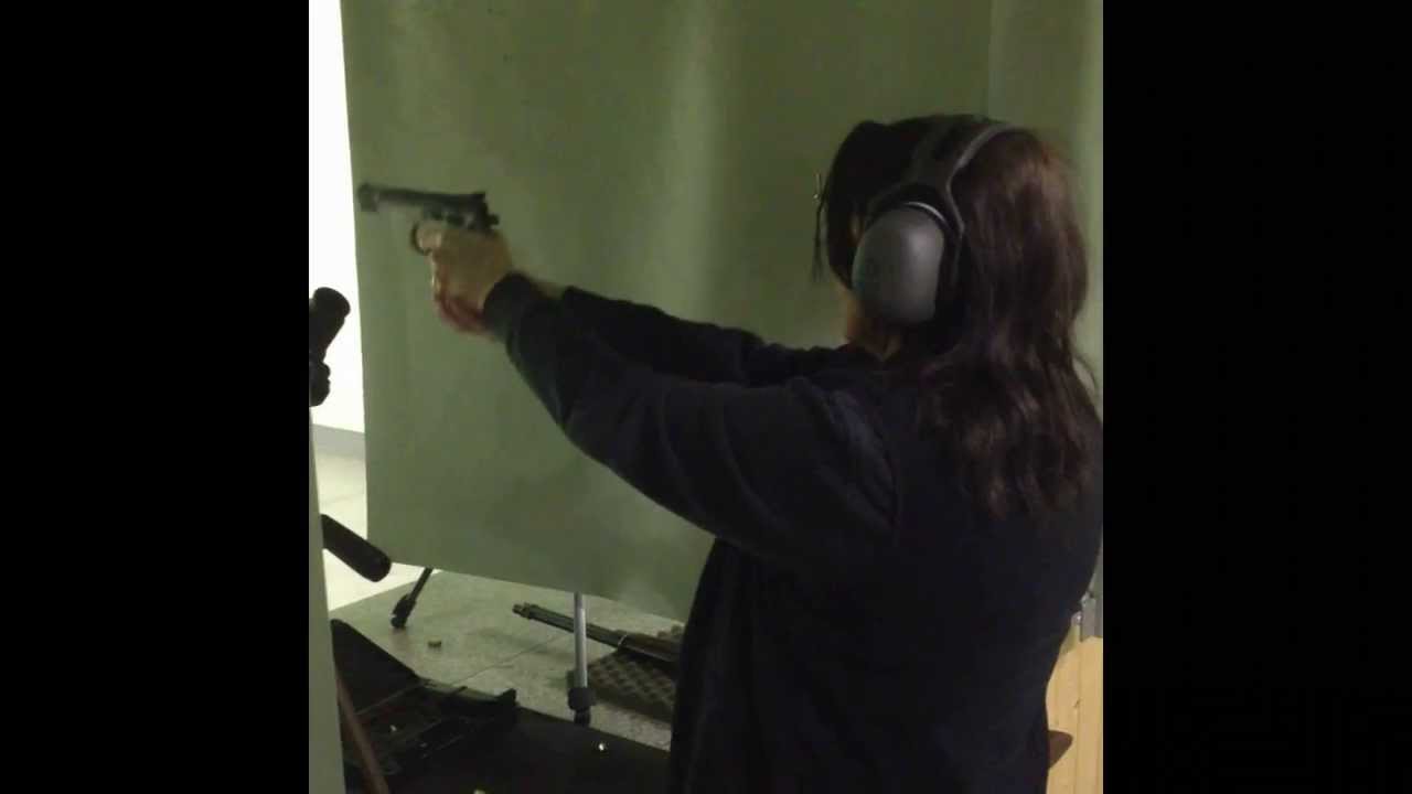 50+ Frau beim Gro&szlig;kaliber Schiess-Training - 50+ woman shooting large caliber