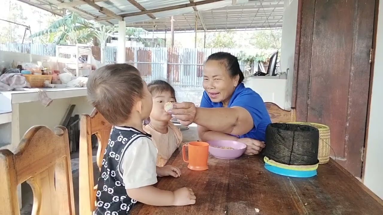 สบายดีพี่น้องวันนี้มาป้อนข้าวใบบุญกับโชคชัยกินกับไข่เจียวจ้า