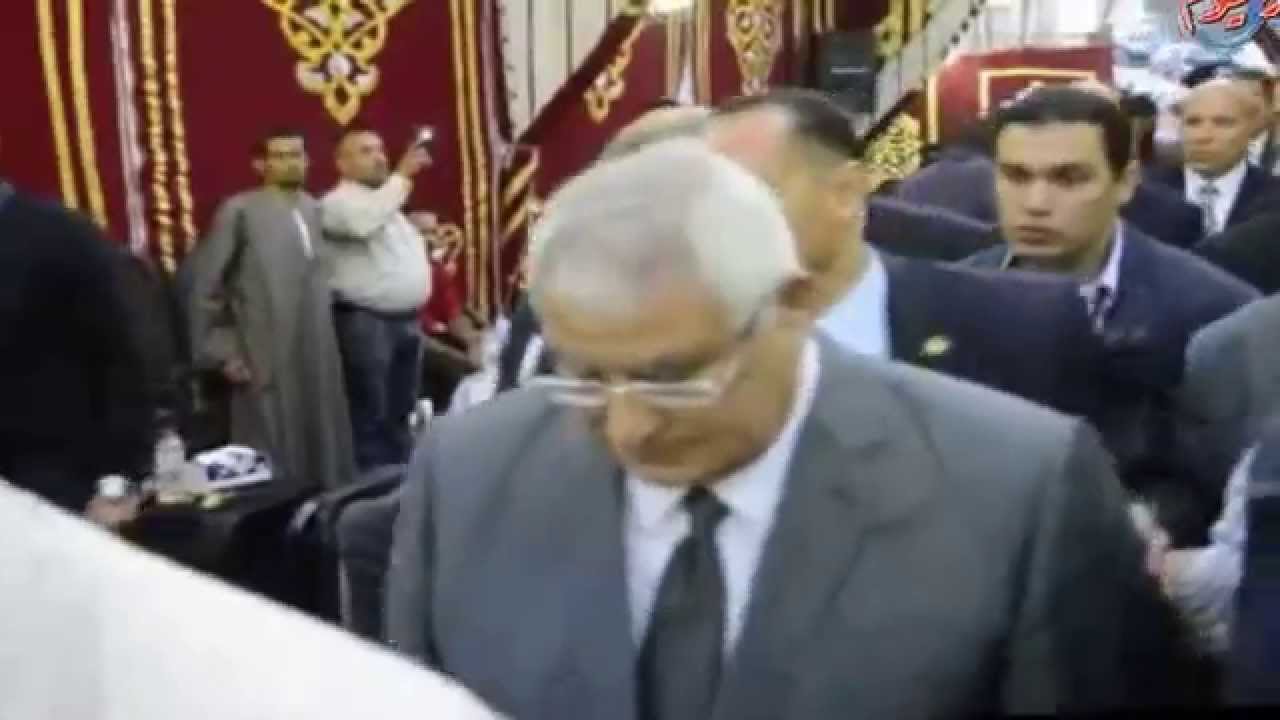 لحظة وصول المستشار عدلى منصور لسرادق عزاء الأبنودى بالاسماعيلية