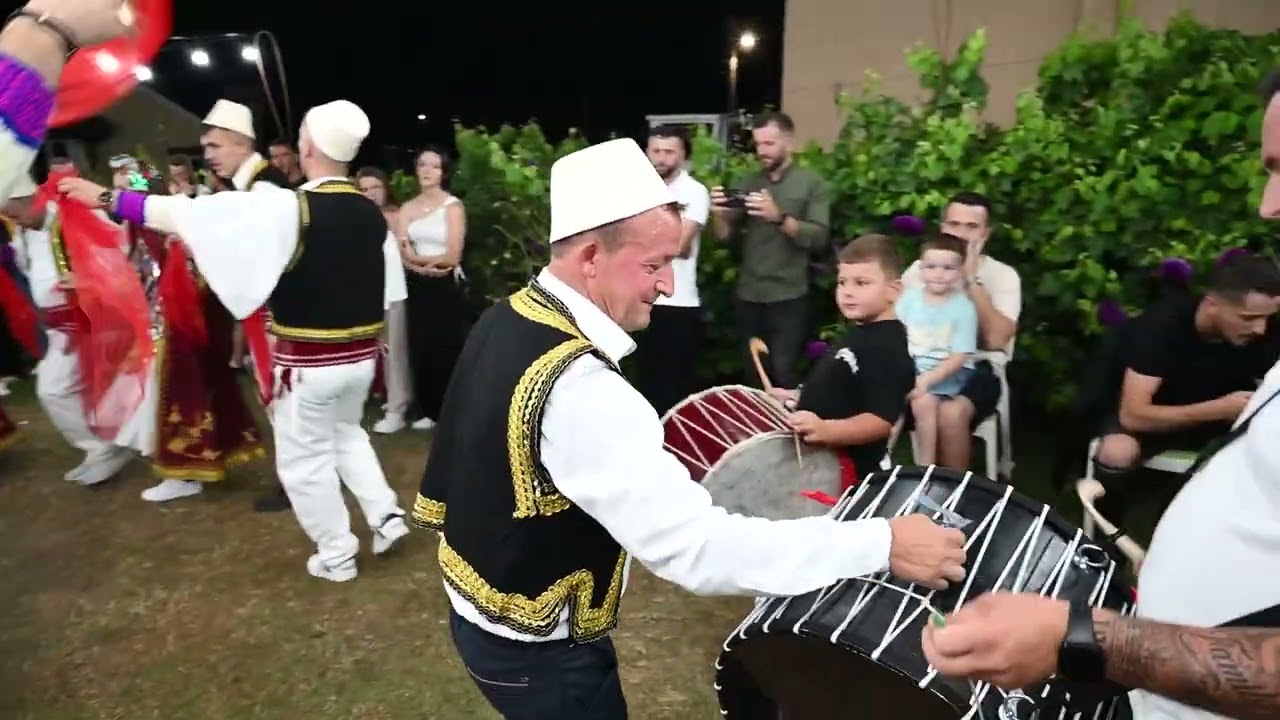 Vallja Tradiconale me Kostumet popullore te Rrajces / Familja e Niko Karaj