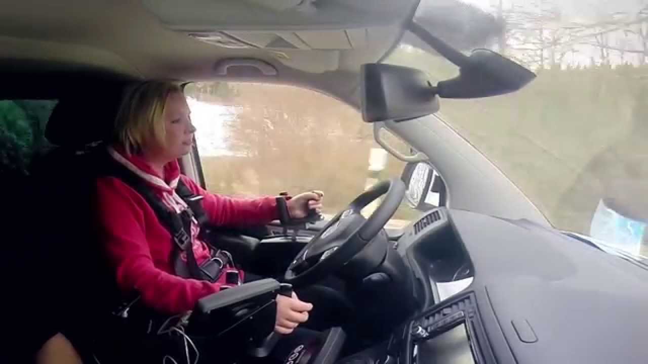 Mit Paravan einen Schritt in die Normalität: Jenny fährt wieder Auto