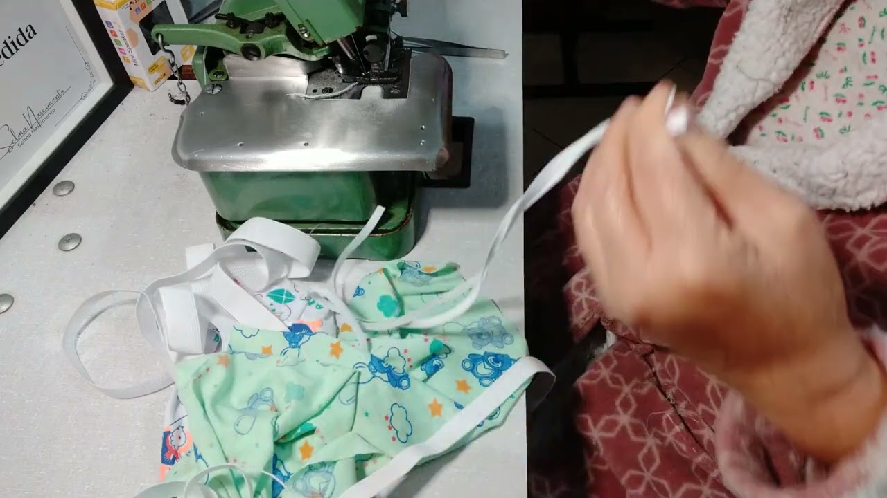 costurando na overloque semi industrial verdinha as calcinhas infantil para nossas fofura de meninas