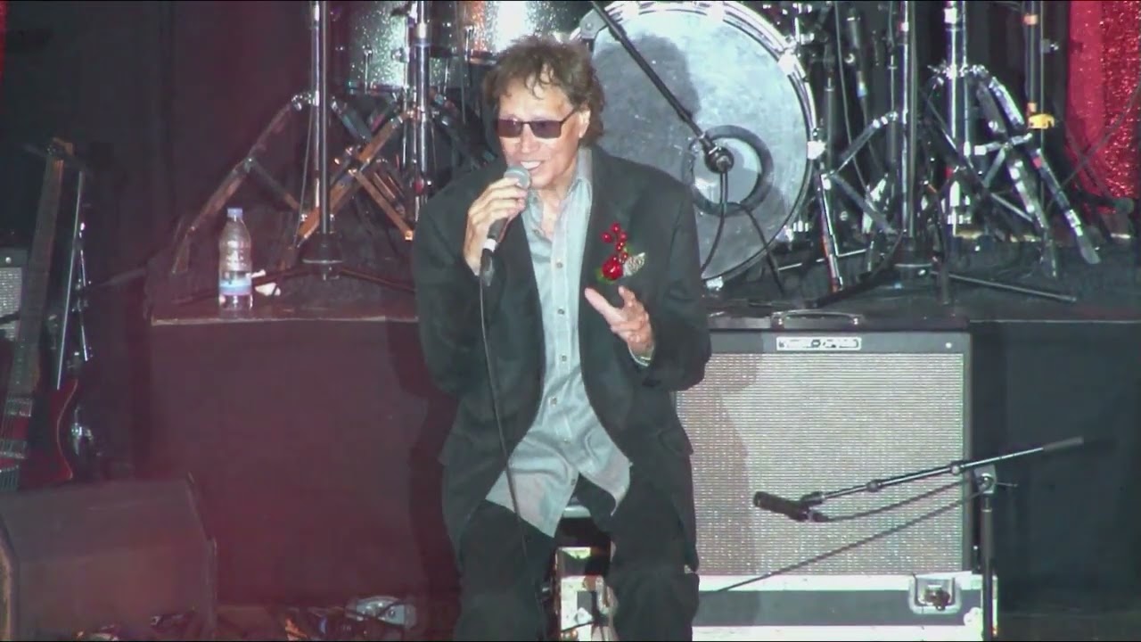 I Can't Stop Loving You performed by Eddie Low