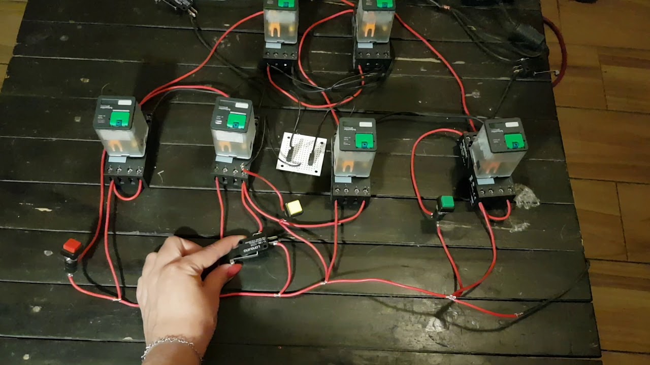 Sistema de relevadores para elevador de tres niveles