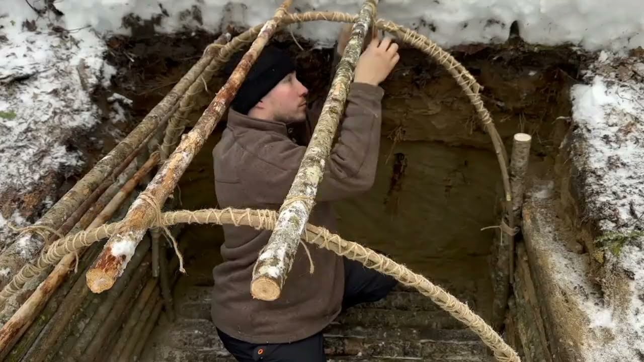 Survival_ Secret Cave_ Log Shelter_ Winter Bushcraft(1080P_HD)