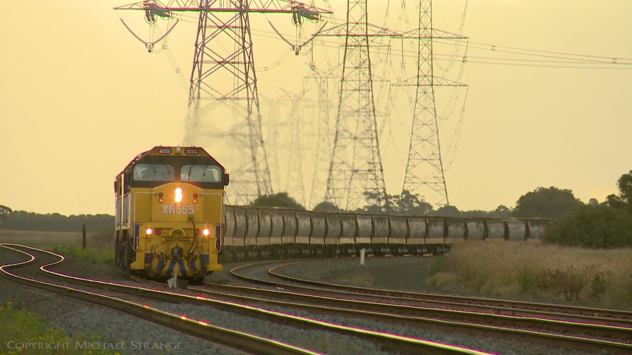 Broad Gauge Grain Train With XR Class Diesel Locomotives (15/3/2021)  - PoathTV Australian Railways