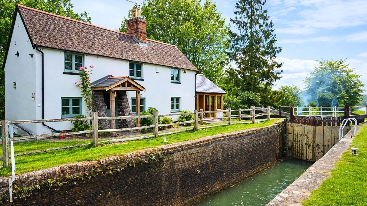 Kennet and Avon Canal Walk to Hungerford, English Countryside 4K