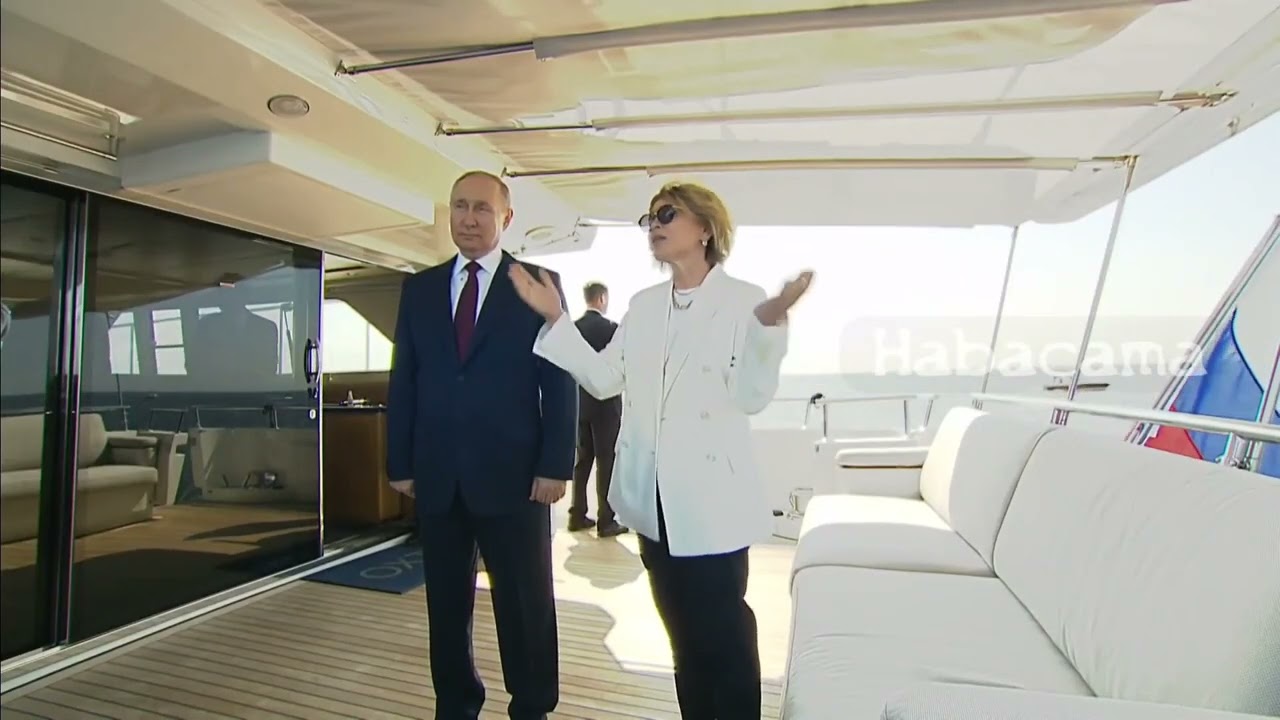 Vladimir Putin tells the lady to keep quiet during the Russian National Anthem. 😊