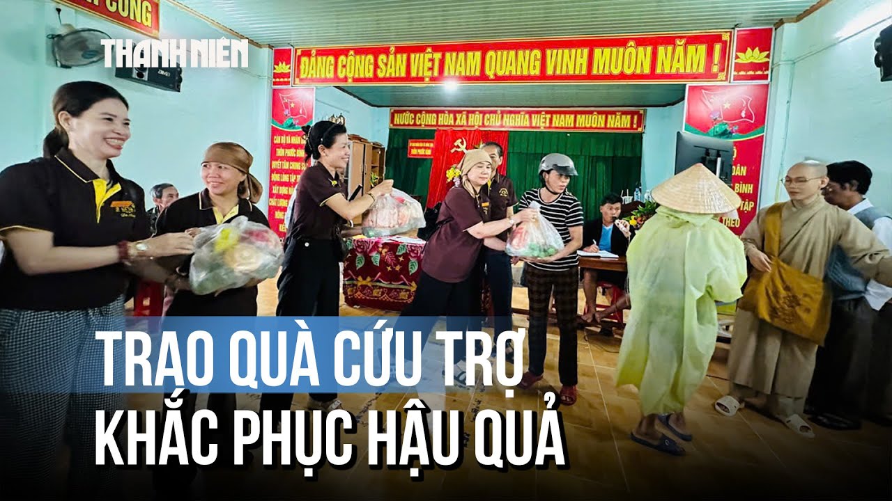 Trao 700 phần quà cứu trợ cho người dân ở vùng ngập nặng