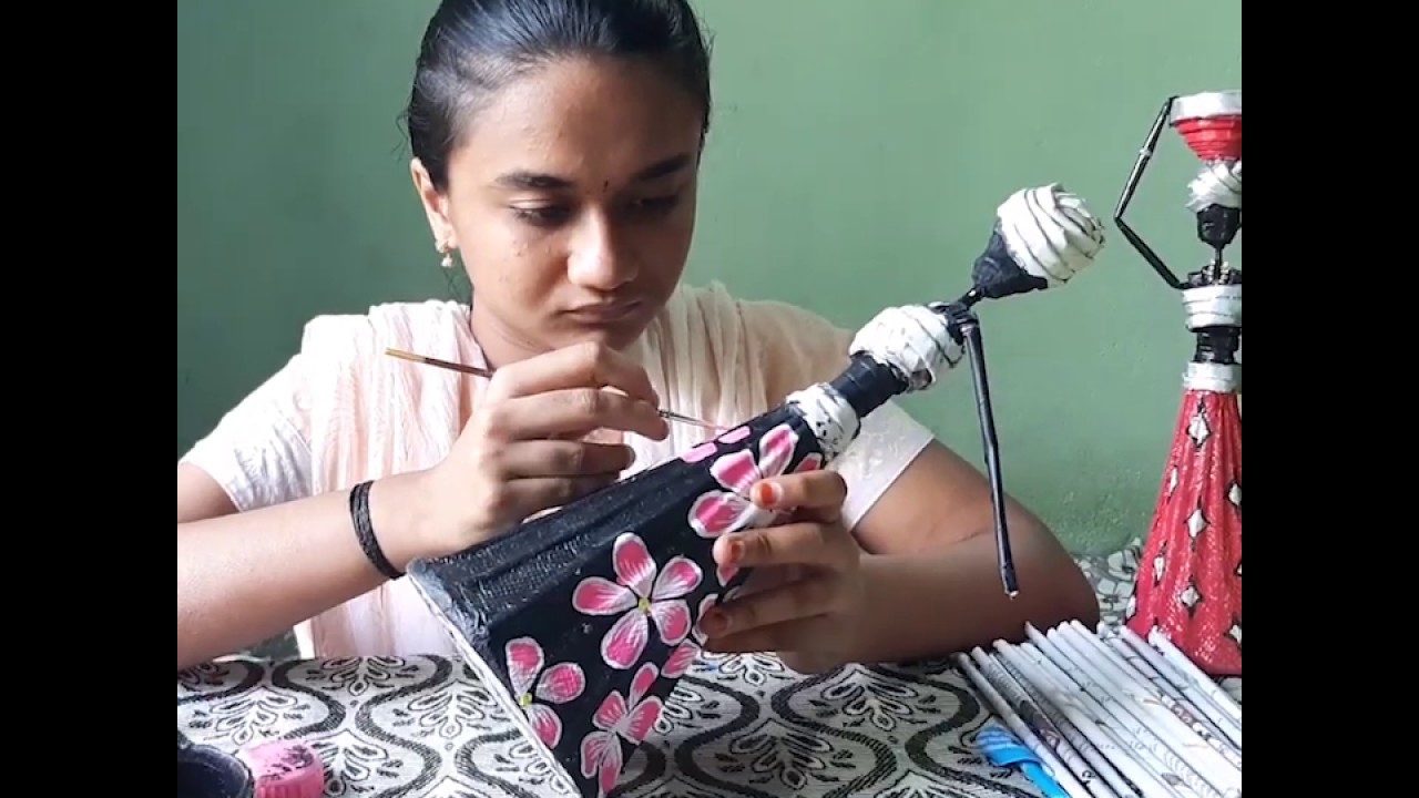 20 year old in Coimbatore turns old newspapers into artistic dolls.
