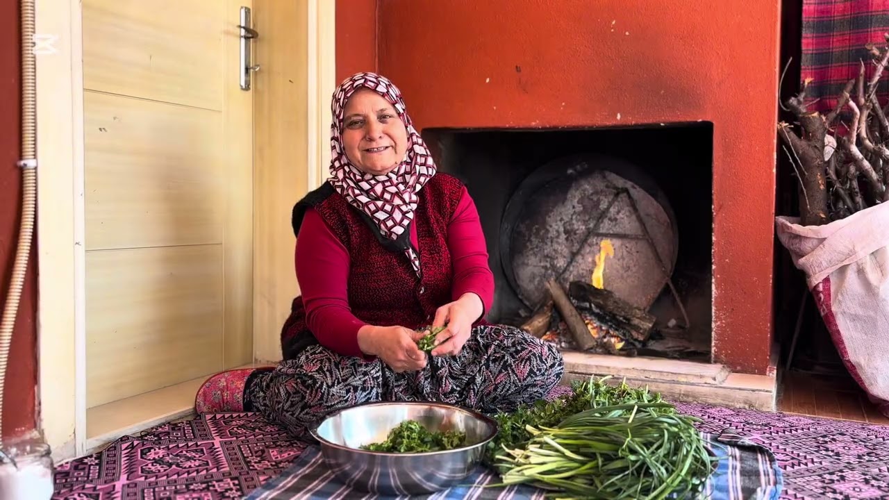 Isırgan, körmen, yeşil soğan karışık odun ateşinde börek yapıyorum. #börek #gözleme #köyhayatı #köy 