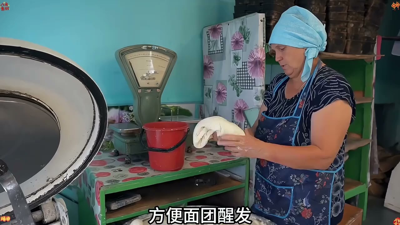 俄罗斯人大量购买粮食面包店前面排起长队人们几十个往家里买 #俄罗斯 #带你看世界 #环球旅行