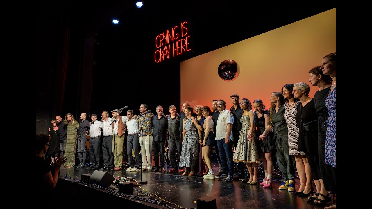 SCHAUSPIEL ESSEN – Frage ans Grillo-Ensemble: Is Crying okay here?