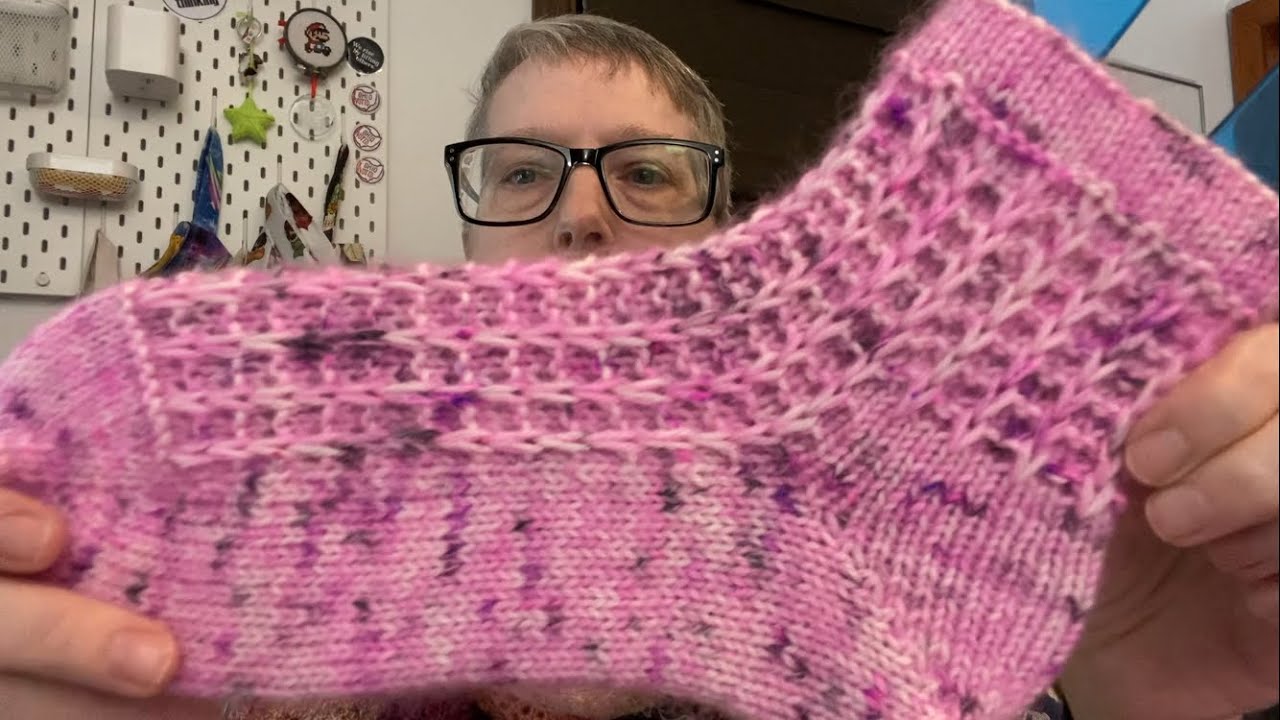 Episode 43 - The Yarn Randomizer - Cozy socks and a cozy - and a dilemma!