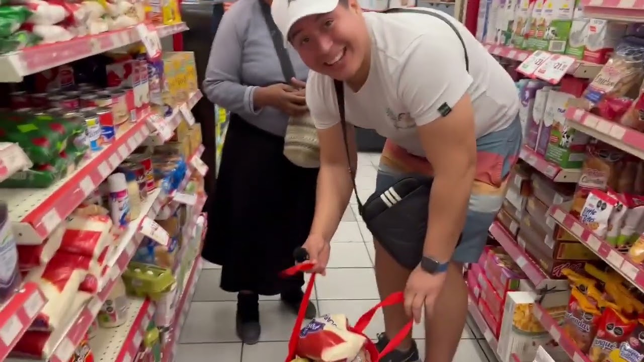 Millonario ayuda a abuelita vendedora le compra todo lo que quiere