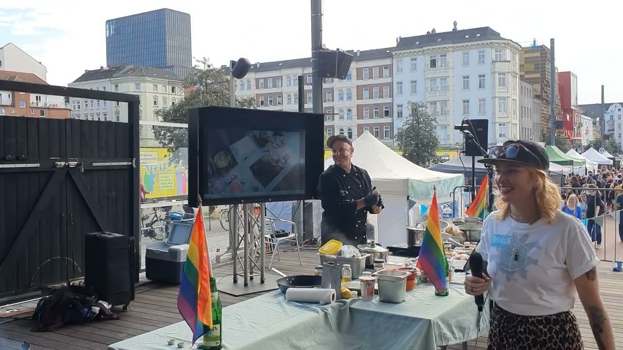 Sean Moxie von Daily Vegan grillt beim Veganen Stra&szlig;enfest Hamburg 2025