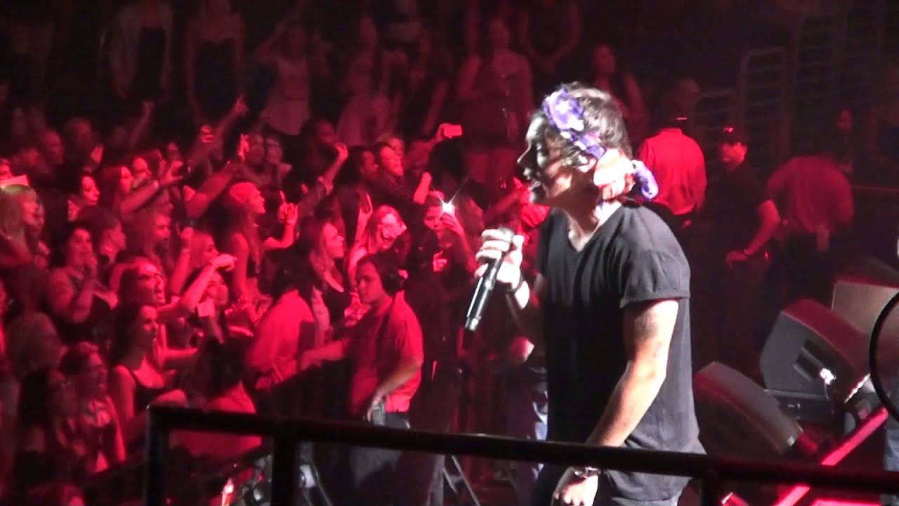 One Direction - Kiss You (LA)