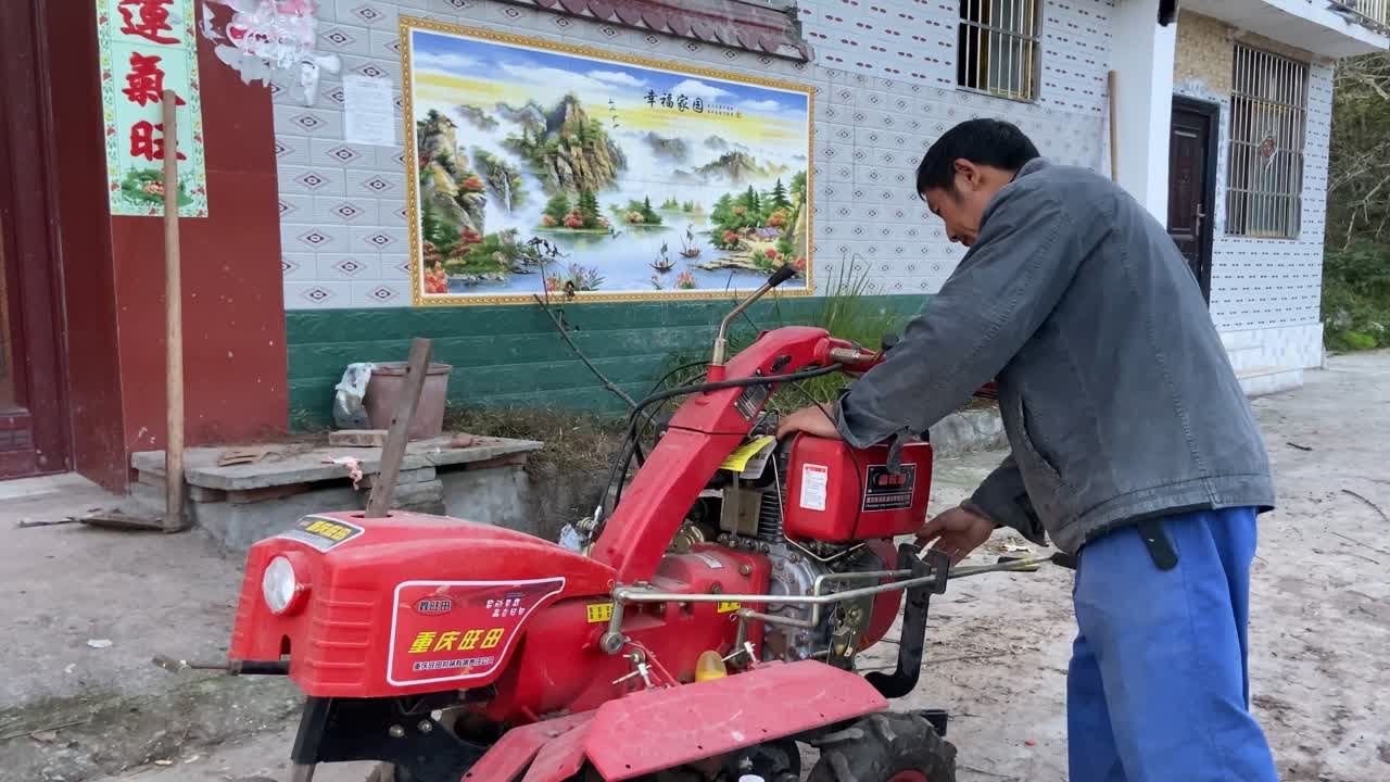 6000块钱买台耕地机，捣鼓半天启动不了，没想到隔壁大爷一看就懂