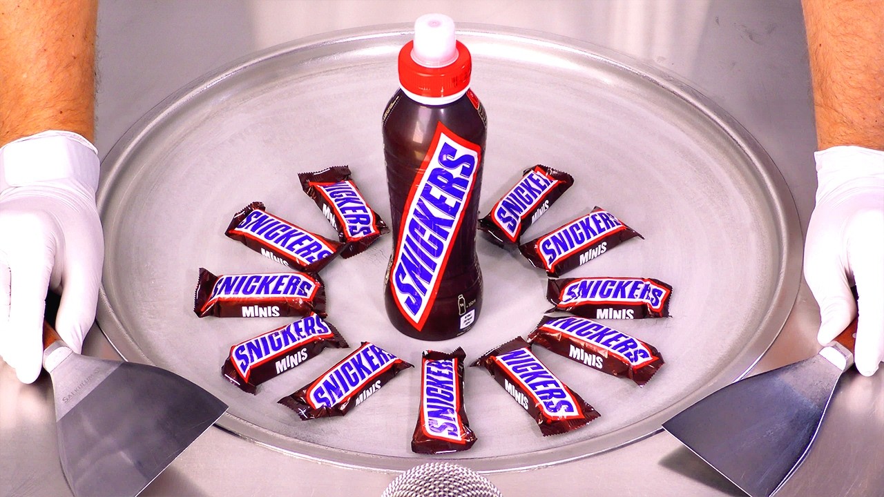 Сладкий сюрприз внутри мороженого Snickers Rolls АСМР